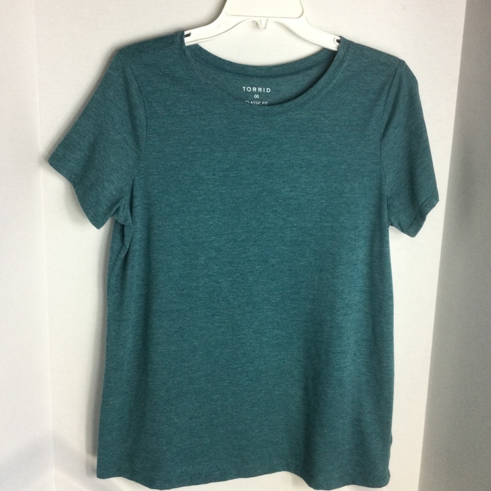 TORRID WOMENS CLASSIC FIT SHORT SLEEVE T-SHIRT TOP SIZE 00 (US SIZE MEDIUM 10)